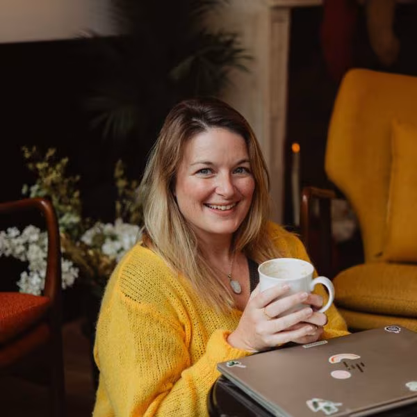 Alice, créatrice de site web, avec une tasse de café